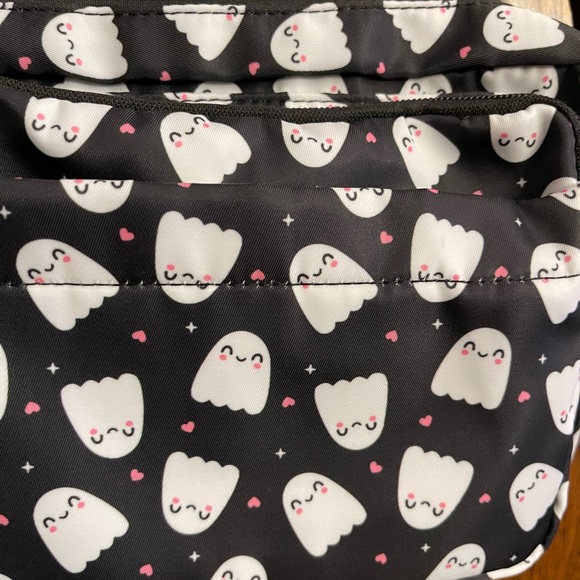 Cute heart and ghost crossbody bag. - Picture 3 of 6